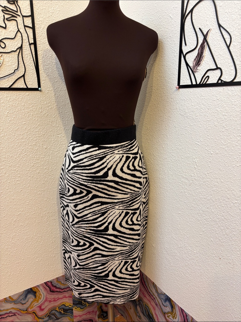 NWT Carmen Marc Valvo Black & White Animal  Print Pencil Knit Skirt. Size L